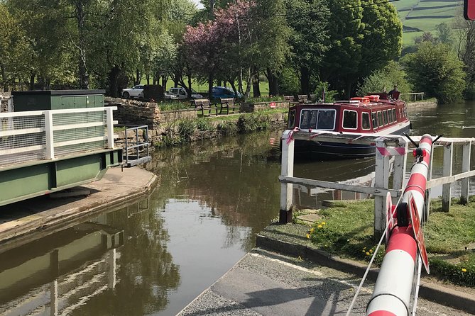 1-Hour Public Cruise - The ride along the Leeds and Liverpool Canal