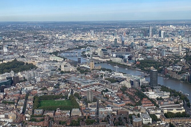 35 minute London Sightseeing Flight for 2 with Champagne - Champagne and the romantic appeal