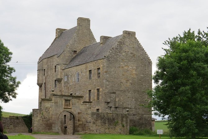 4-Day Outlander Trail Tour from Edinburgh Including Admissions - Guides, comfort, and practical preparation