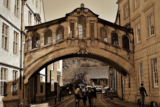 90 Minute Classic Walking Tour of Oxford - Christ Church views and the quieter southern route