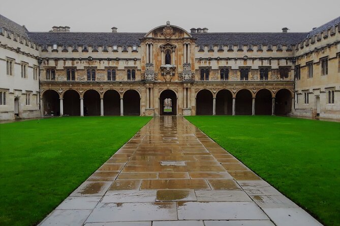 90 Minute Classic Walking Tour of Oxford - Meeting the guide at the Martyrs’ Memorial