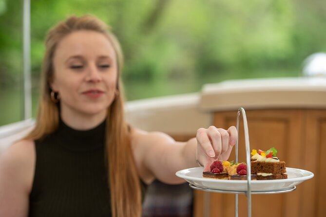 Afternoon Tea Sightseeing River Cruise in Oxford - Following the University Regatta Course