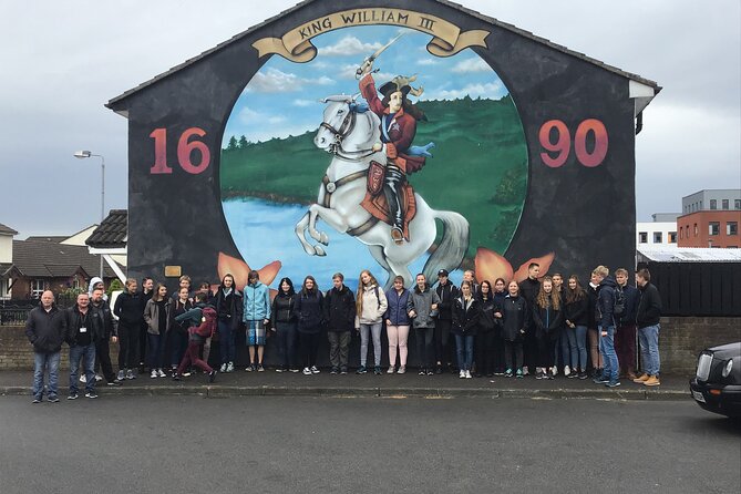 Black Taxi Tour and Crumlin Road Gaol tour Combo - West Belfast murals on the Shankill and Falls roads