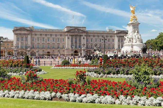 Buckingham Palace Entrance Ticket & Changing of the Guard Tour - How the guide affects the experience
