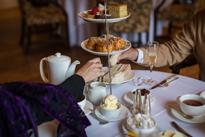 Buckingham Palace, St James Palace & Tea at Kensington Palace - Starting in Green Park and old St James’s