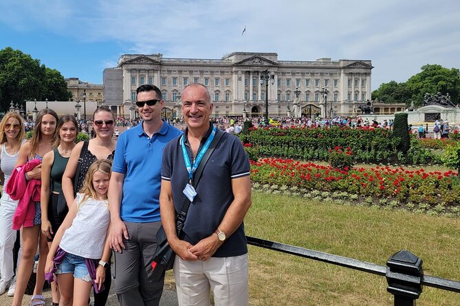 Buckingham Palace: Walking Tour with Entry & Audio Guide - Arriving at Buckingham Palace