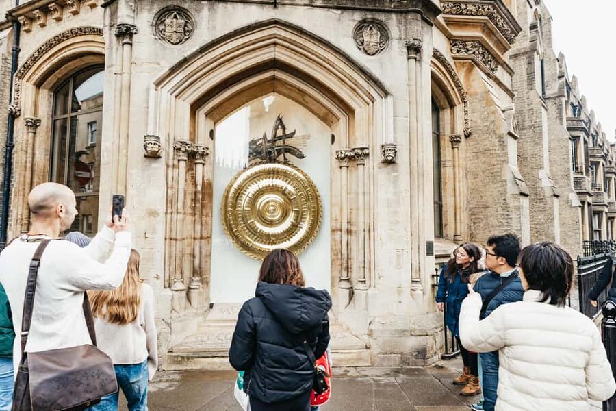 Cambridge: Alumni-Led Walking Tour w/ King's College Option - The Cavendish Laboratory and Cambridge science