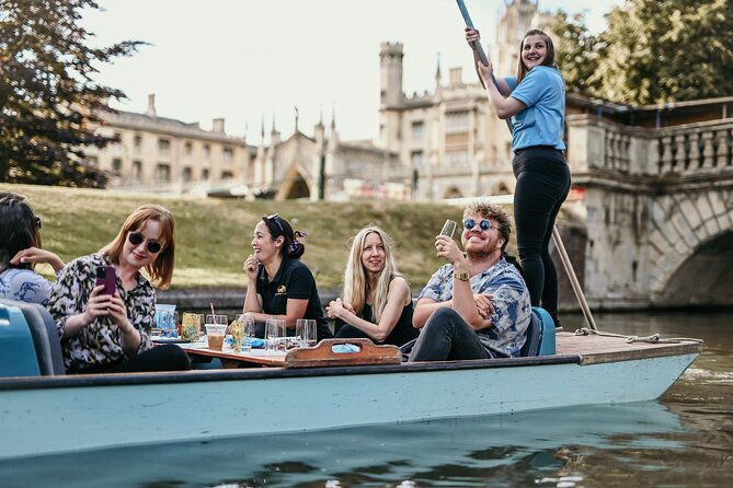 Cambridge - Shared Punting Tour - Commentary that keeps the ride lively