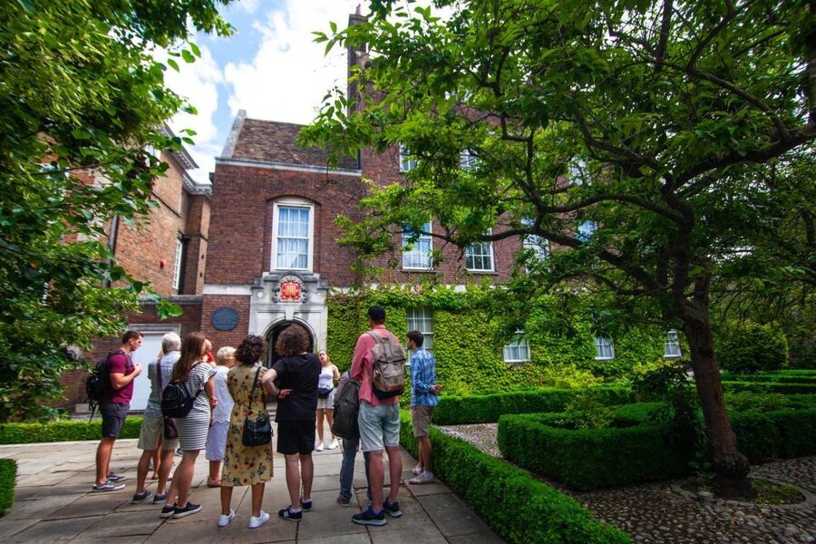 Cambridge: University Alumni Tour with Kings College Option - A walking introduction to Cambridge University
