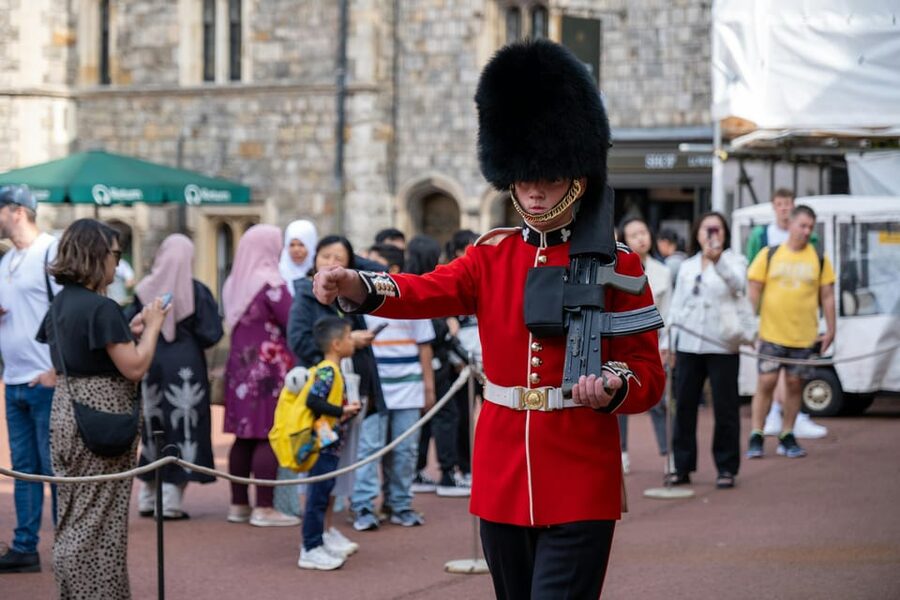 Changing of the Guard Experience in London - How good is the guide commentary?