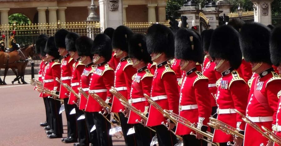 Changing of the Guard Experience in London - Starting at Green Park and Diana’s fountain