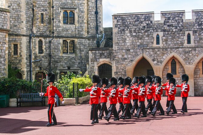 Changing of the Guard Guided Tour at Buckingham Palace - Finding the best views of the guards