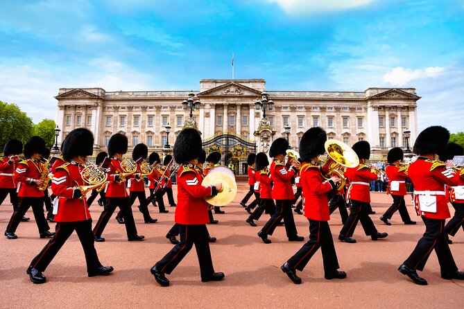 Changing of the Guard Guided Tour at Buckingham Palace - Weather, schedules, and the famous wet change