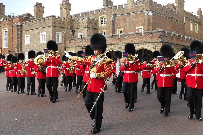 Changing of the Guard Guided Walking Tour in London - Why a moving guard ceremony beats simply waiting at the palace