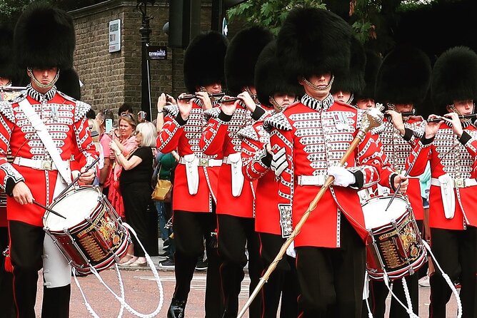 Changing of the Guard Guided Walking Tour in London - Buckingham Palace is the grand finish, not the whole show