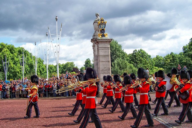 Changing of the Guard Guided Walking Tour Semi-Private 12ppl Max - Clarence House and the royal family story