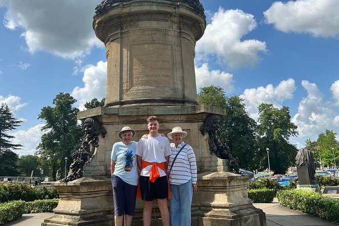Daily Stratford Upon Avon Town Walking Tour with Local Guide - Meeting the guide at the Gower Memorial