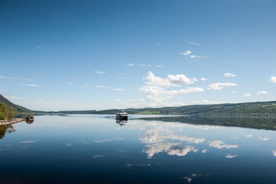 Dochgarroch: Loch Ness and Caledonian Canal 2-Hour Cruise - Choosing between the upper and lower decks