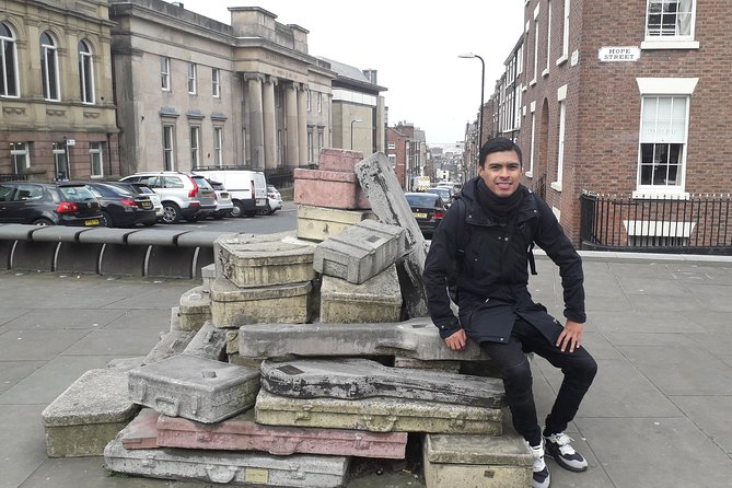 Downtown Liverpool Walking Tour - In Spanish - The Beatles Statue as a fitting finale
