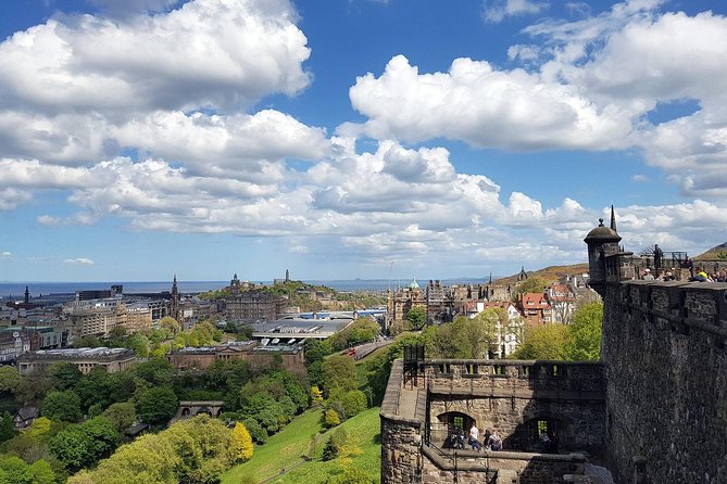 Edinburgh Castle Guided Walking Tour in English - Walking uphill through Edinburgh’s Old Town