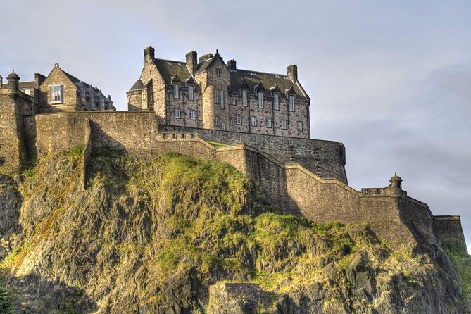 Edinburgh Castle Guided Walking Tour in English - Meeting on the Royal Mile, not at the castle