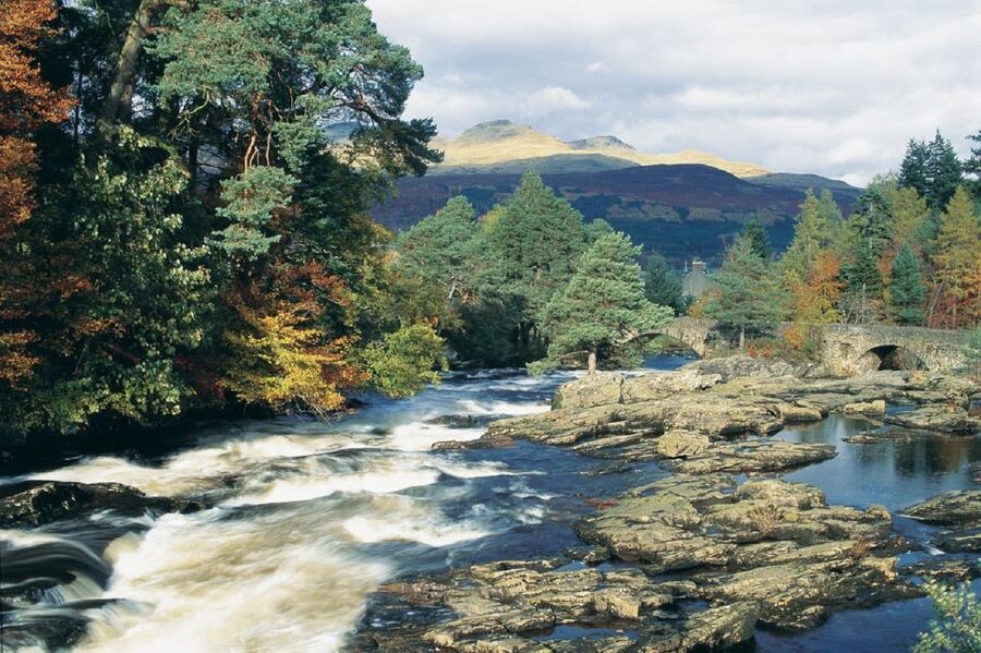 Edinburgh: Eilean Donan, Loch Ness & Glenfinnan 2-Day Tour - Fort William is more than a bed for the night