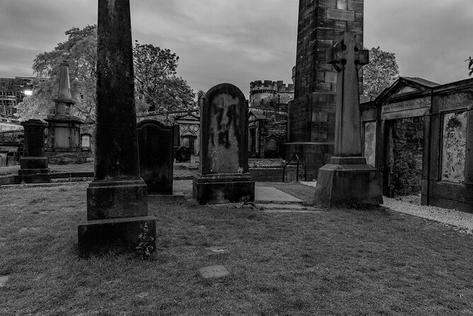 Edinburgh Ghost Tour: Mysteries, Legends and Murders - Canongate Kirkyard and the final stretch