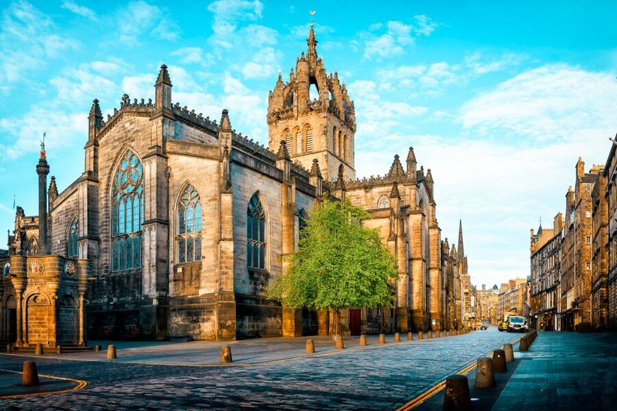 Edinburgh: Guided Harry Potter Tour in French - The cemetery and the origins of character names