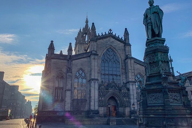 Edinburgh Old Town: Historical Guided Walking Tour - Following Edinburgh From Medieval Times to the Modern City