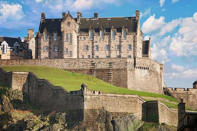 Edinburgh Skip-the-Ticket-Line Castle Walking Tour - What the guided portion really includes