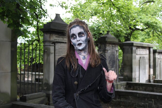 Extreme Paranormal Underground Ghost Tour in Edinburgh - Meeting a costumed storyteller on the Royal Mile
