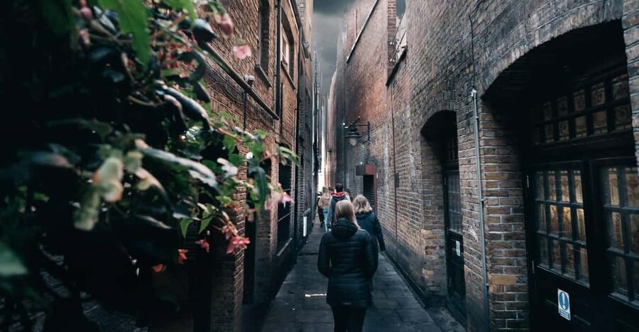 French Language: Original Harry Potter Walking Tour - Five details that shape the experience