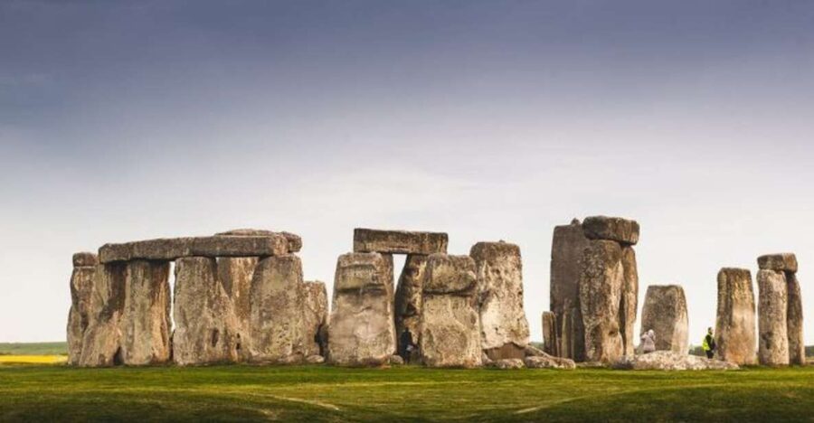 From Bristol: Stonehenge and Cotswold Villages Day Tour - Avebury puts a village inside the monument