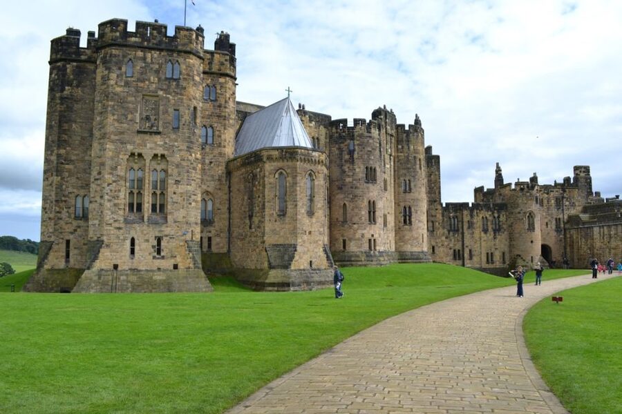 From Edinburg: Viking Coast & Alnwick Castle Day Tour - Crossing the ancient Scotland-England border