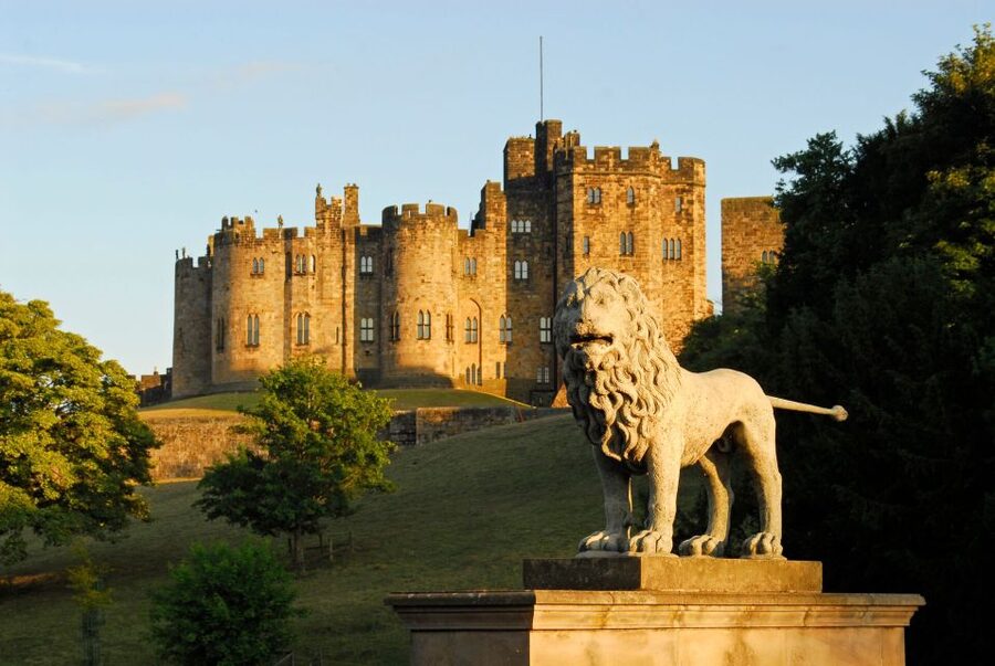 From Edinburgh: Day Trip to Bamburgh and Alnwick Castle - Bamburgh Castle and the North Sea shore