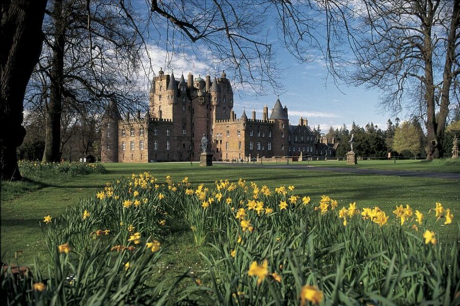 From Edinburgh: Glamis and Dunnottar Castles Tour in Italian - The Forth crossings and the road north