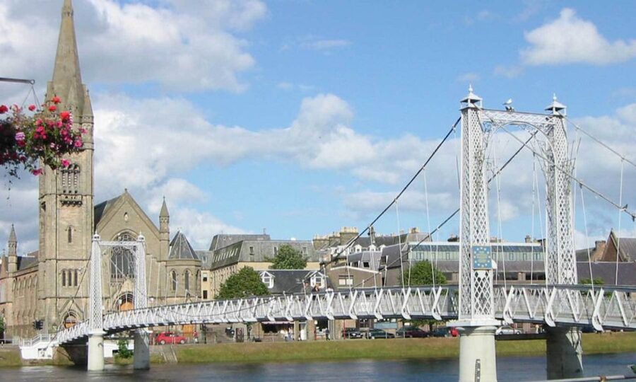 From Edinburgh: Loch Ness & Inverness Tour in Spanish - Transport, pace, and physical effort
