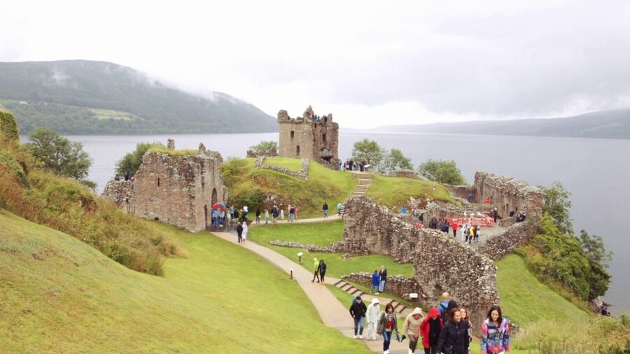From Edinburgh: Loch Ness & Inverness Tour in Spanish - Spanish guides can make or break the day