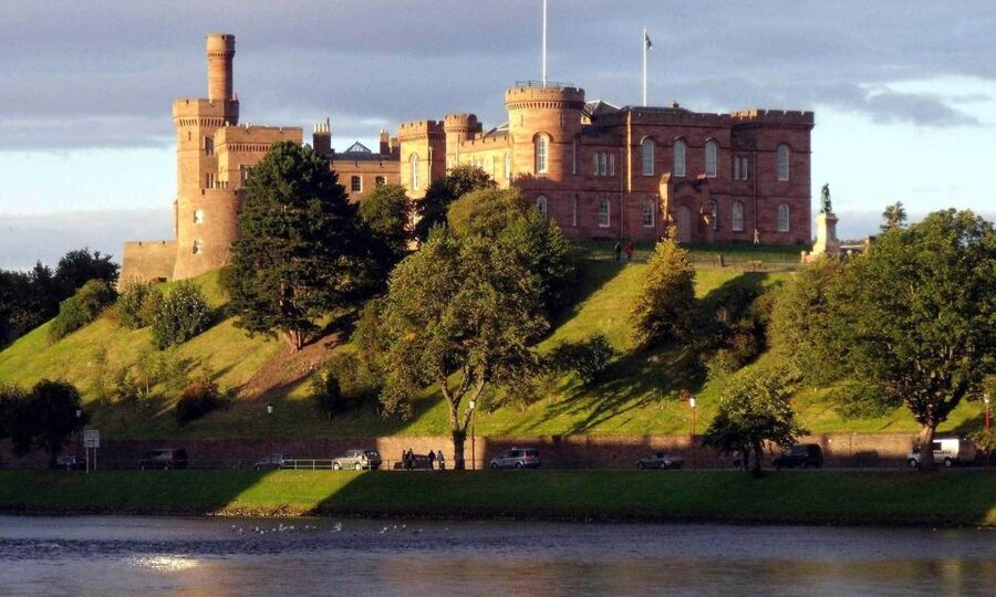 From Edinburgh: Loch Ness & Inverness Tour in Spanish - The early start at Edinburgh’s Royal Mile