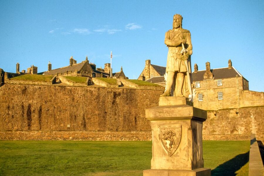 From Glasgow: Loch Lomond, Trossachs & Stirling Castle Tour - The one-hour Loch Lomond cruise or a walk through Luss
