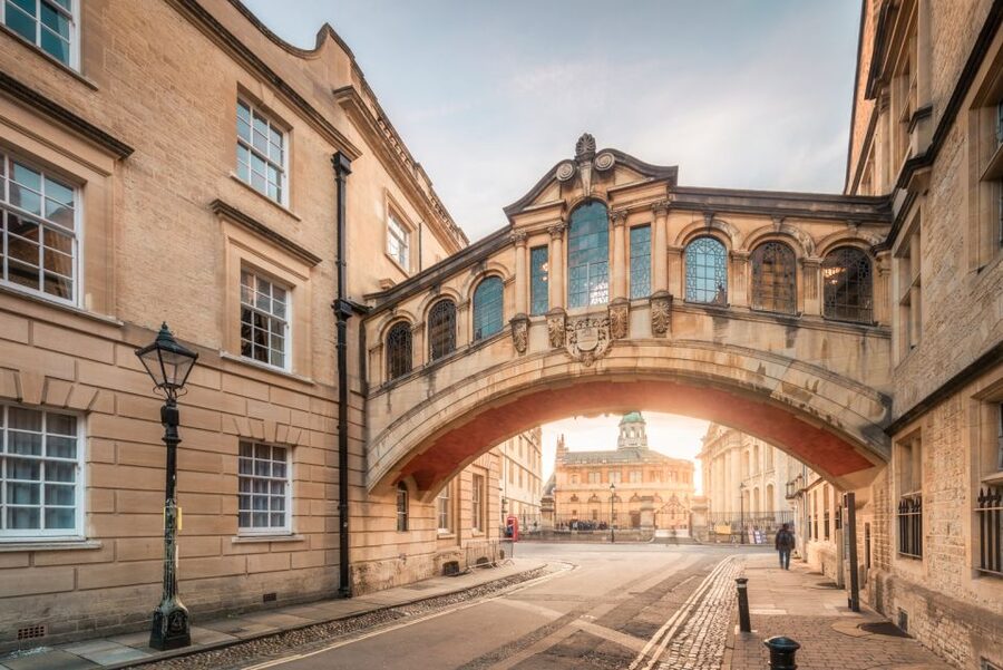 From London: Cotswolds and Oxford Guided Day-Trip - Bourton-on-the-Water: streams, scones, and limited time