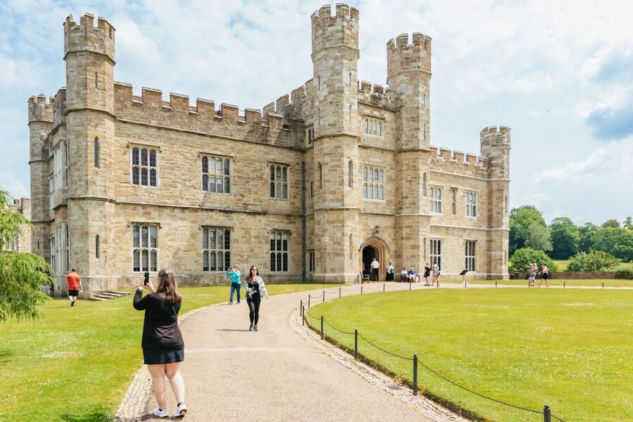 From London: Leeds Castle, Canterbury Cathedral & Dover - Crossing London and entering Kent