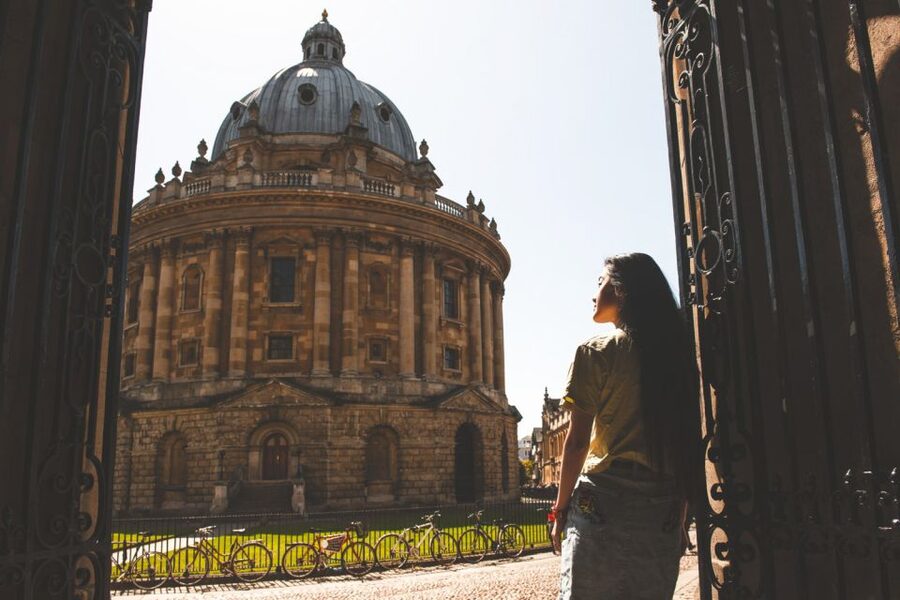 From London: Oxford and Cotswolds Villages Day Trip - A small-group ride with a guide at the center