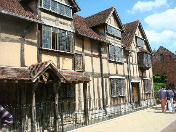 From London: Shakespeare's Stratford-upon-Avon Day Trip by Coach - Stratford-upon-Avon: a town built around Shakespeare