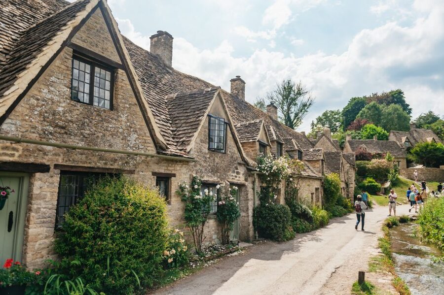 From London: Small Group Cotswolds Villages Tour - Guides add more than a recorded tour