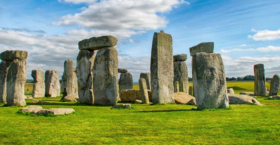 From London: Stonehenge Half-Day Tour - Arriving at Stonehenge and reaching the stones