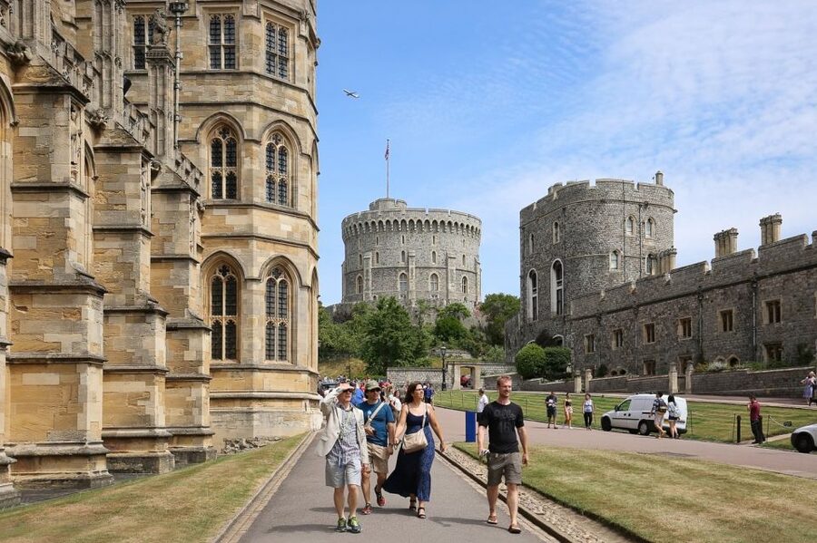 From London: Windsor Castle Afternoon Sightseeing Tour - Leaving London and reaching Windsor