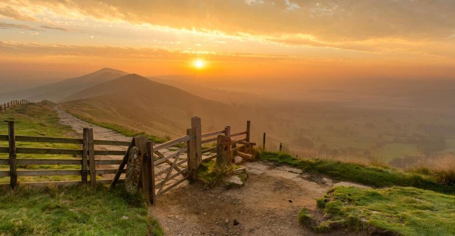 From Manchester: Derbyshire and Peak District Day Trip - Manchester to the Peak District in a 16-seat minibus