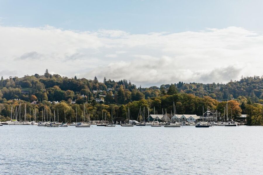 From Manchester: Lake District Bus Tour & Windermere Cruise - The guides make or break the day
