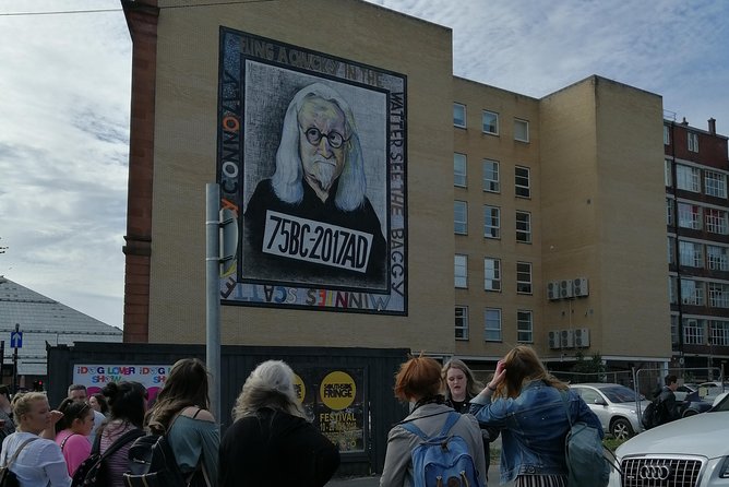 Glasgow Street Art Daily Walking Tour: 2pm - Billy Connolly high above the street